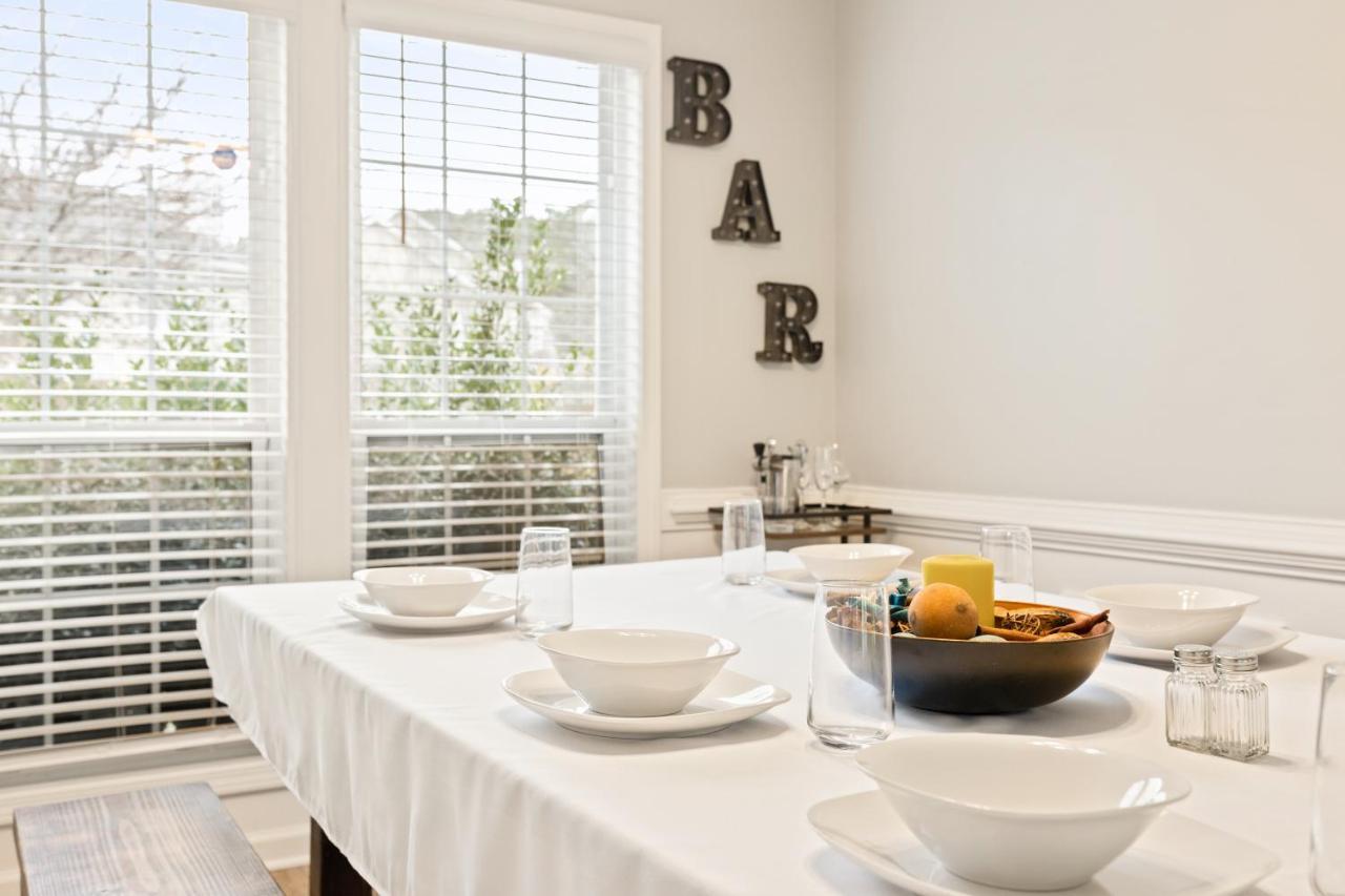 Comfy 5bedroom Gem! Fenced Back Yard, Game Room, Free Parking, Snacks, Pet Okay! *